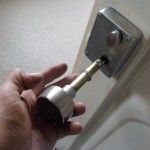 玄関ドア鍵交換　マンションのドアノブ交換　防犯性の高い鍵に交換