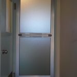 お風呂のドア工事　お風呂のドアを開け閉めしやすいドアの交換しました。