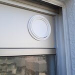 【エアコンの配管位置に困ったら】壁から出せない場合は窓から出せば隙間風もなく納まります。