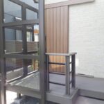 【横浜窓リフォーム】玄関引き戸・ウッドデッキの施工事例